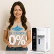 Eine Frau hält in den Händen 0%, neben ihr steht ein Wasseraufbereitungsgerät von CLEANON PLUS W25