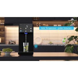 Wasserspender gibt gekühltes Wasser in ein Glas, Text: "Direkt gekühltes Wasser".