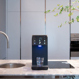 Wasserspender in der Küche in Farbe in Schwarz