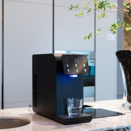 Wasserspender in der Küche in Farbe in Schwarz