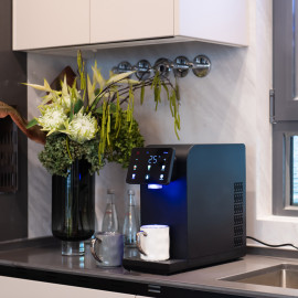 Wasserspender in der Küche in Farbe in Schwarz