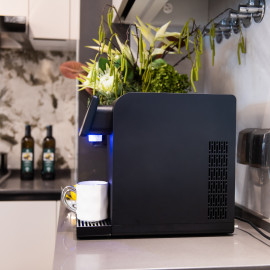 Wasserspender in der Küche in Farbe in schwarz von der Seite