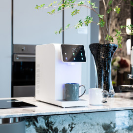 Wasserspender in der Küche in Farbe in Weiß