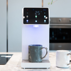 Wasserspender in der Küche in Farbe in Weiß